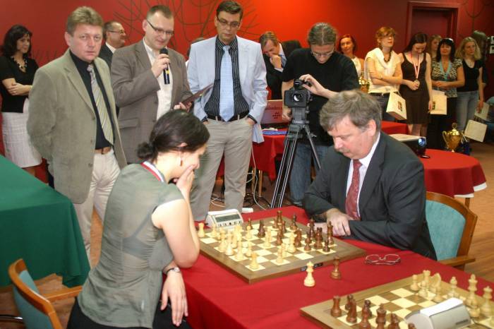 President of the Polish Chess Federation playing againt the Women Polish Champion of 2009