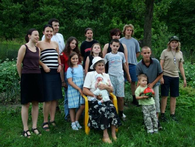 Babcia z całą gromadą wnuków